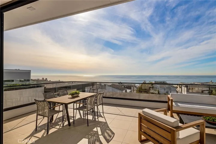 213 Bayview Drive, Manhattan Beach, California 90266