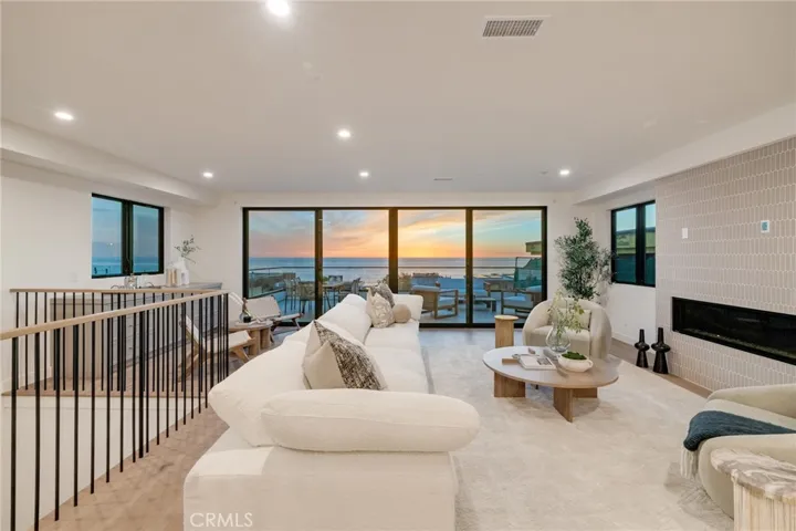 213 Bayview Drive, Manhattan Beach, California 90266