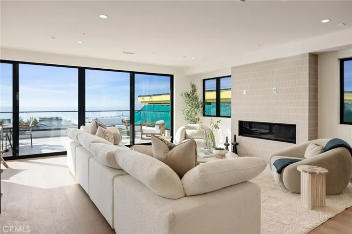 213 Bayview Drive, Manhattan Beach, California 90266