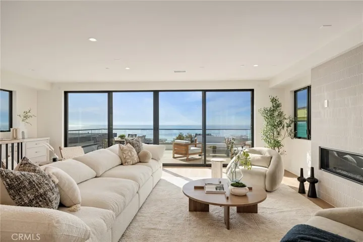 213 Bayview Drive, Manhattan Beach, California 90266