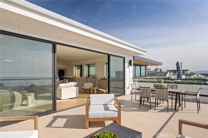213 Bayview Drive, Manhattan Beach, California 90266