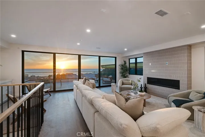 213 Bayview Drive, Manhattan Beach, California 90266