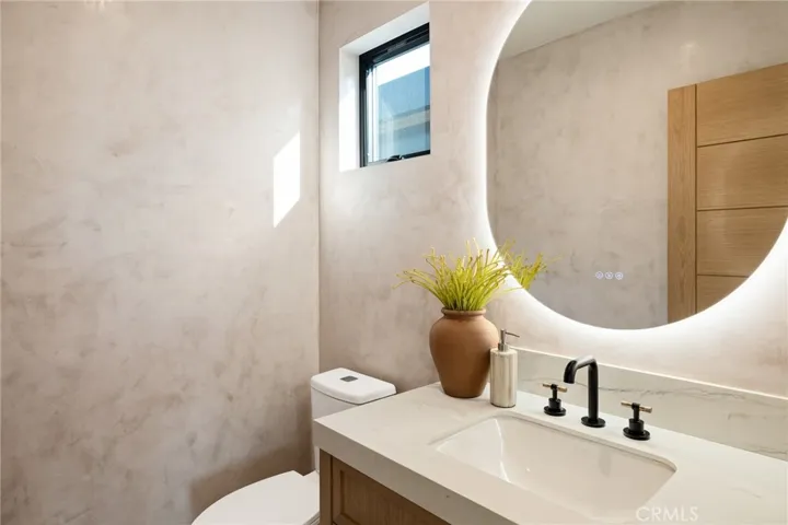 213 Bayview Drive, Manhattan Beach, California 90266