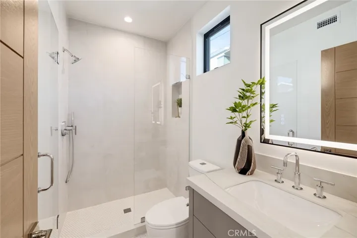 213 Bayview Drive, Manhattan Beach, California 90266