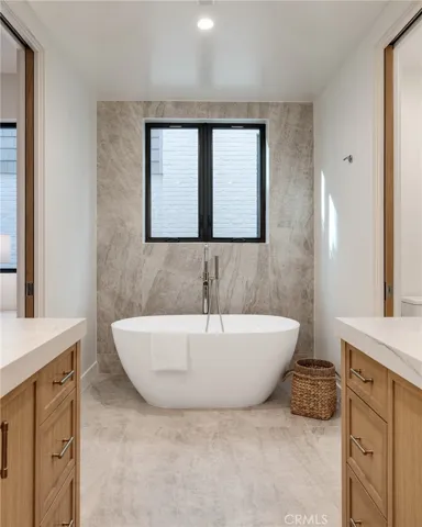213 Bayview Drive, Manhattan Beach, California 90266
