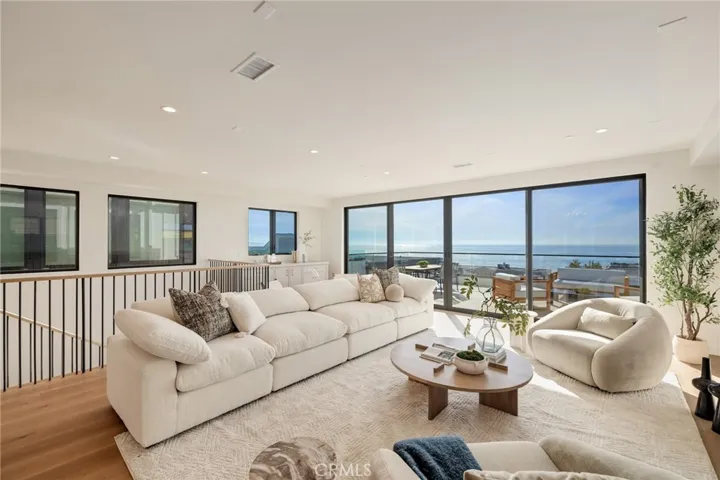 213 Bayview Drive, Manhattan Beach, California 90266