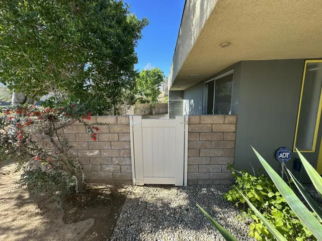 Side gate 1