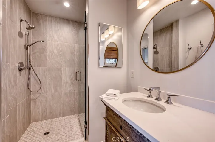 Double shower heads and seat