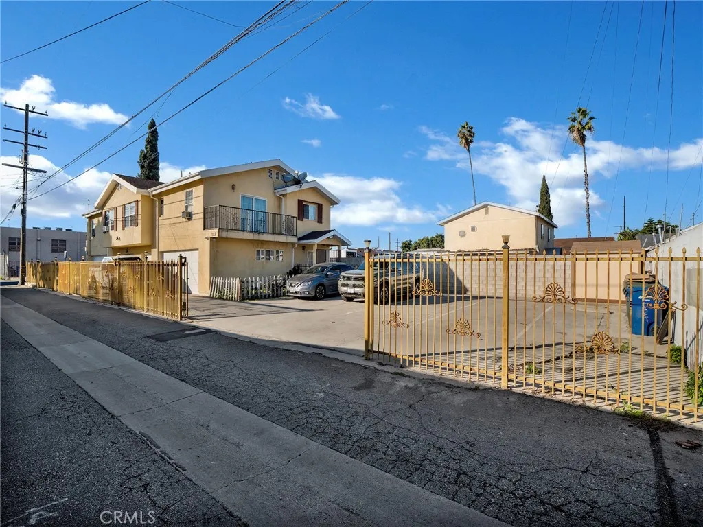 7114 El Selinda Ave, Bell Gardens, California 90201 home-pic-1