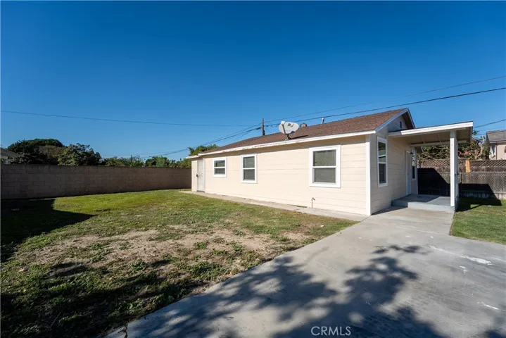 Side yard with access into laundry/mud room