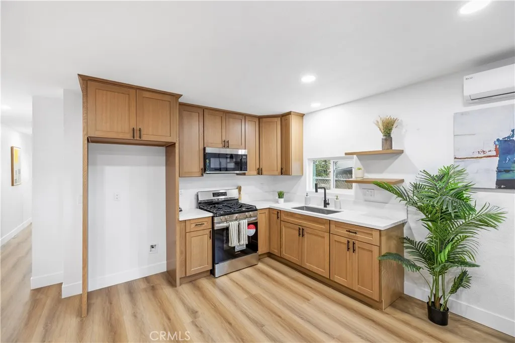 9008 Baring Cross, Los Angeles, California 90044 home-pic-13