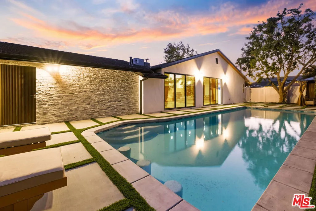 16823 Valerio Street, Lake Balboa, California 91406 home-pic-33