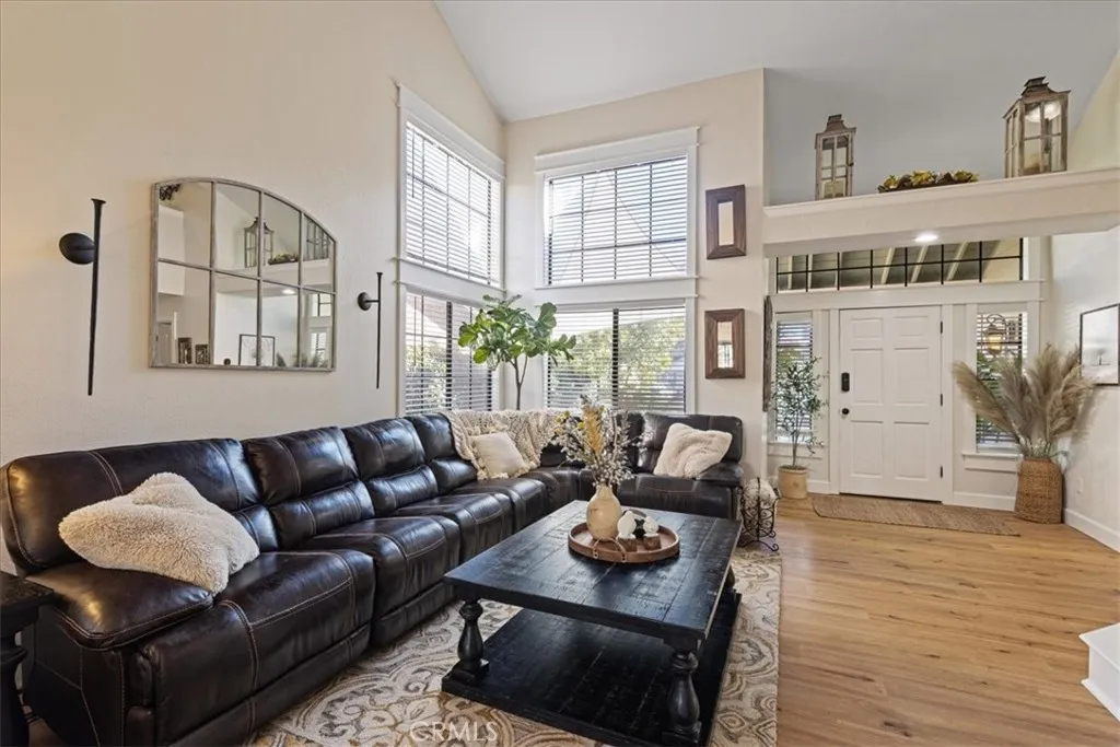 28697 Cloverleaf Place, Castaic, California 91384 home-pic-2