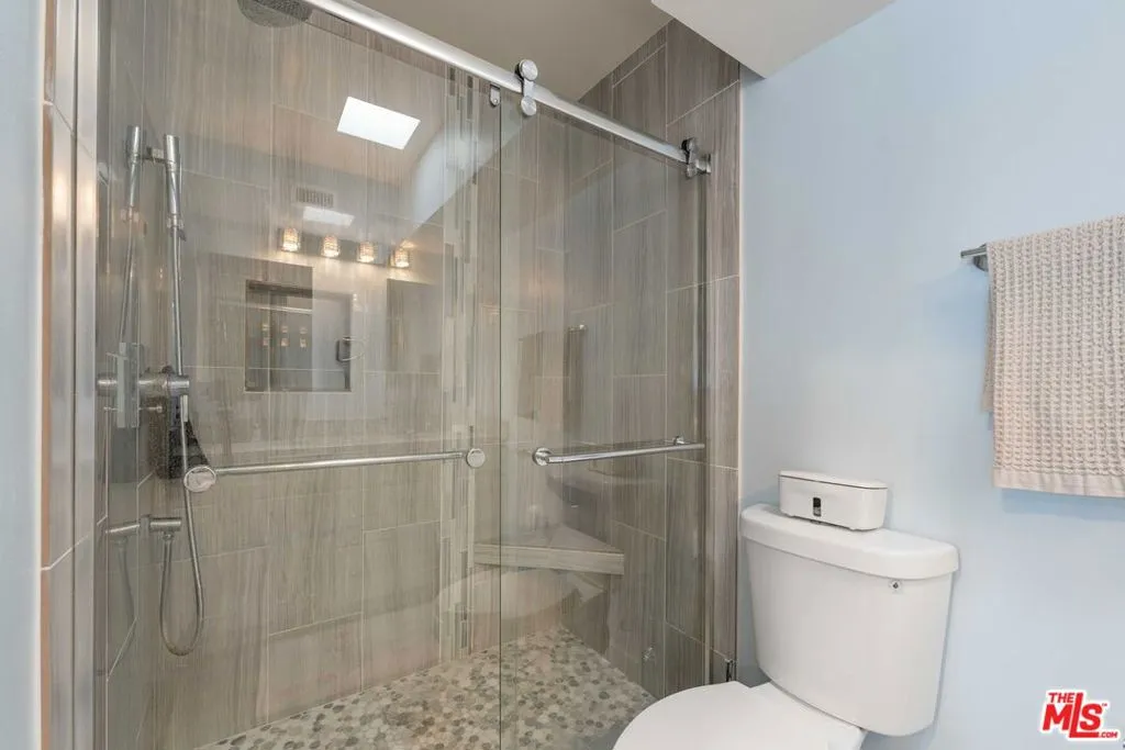 933 11th Street 21, Santa Monica, California 90403 home-pic-11