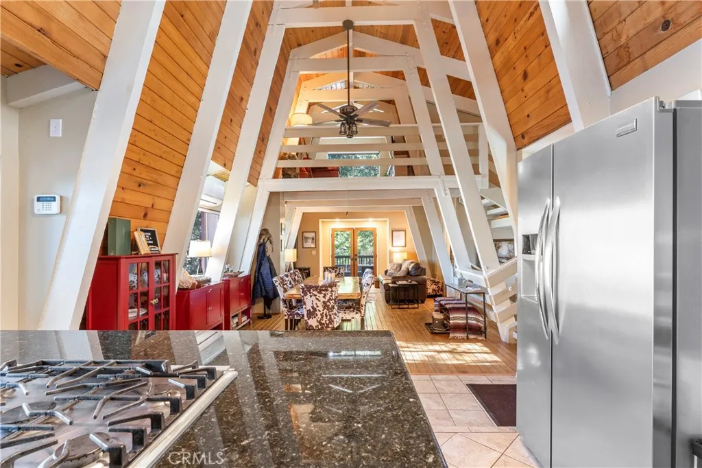 664 Circle, Lake Arrowhead, California 92352 home-pic-0