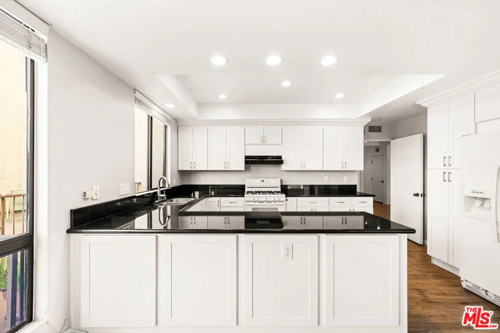 4454 Ventura Canyon Avenue 103, Sherman Oaks, California 91423 home-pic-24