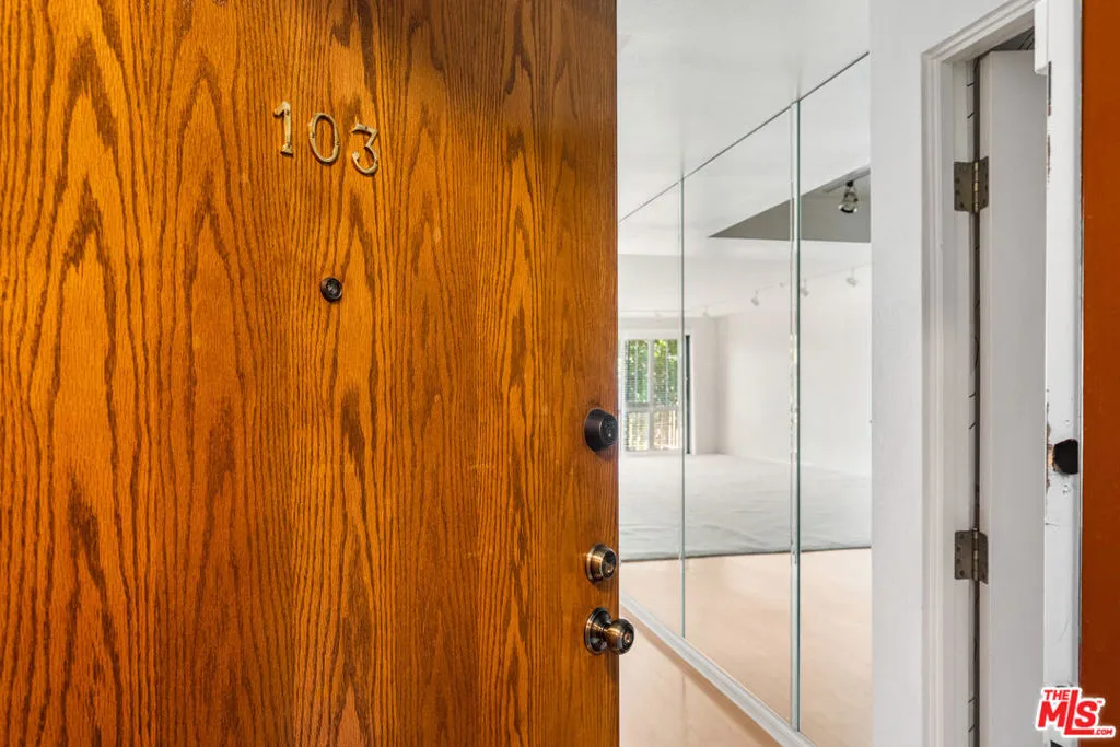 4454 Ventura Canyon Avenue 103, Sherman Oaks, California 91423 home-pic-2