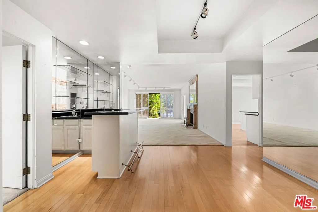 4454 Ventura Canyon Avenue 103, Sherman Oaks, California 91423 home-pic-1