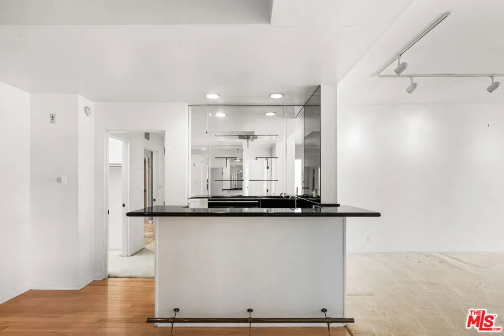 4454 Ventura Canyon Avenue 103, Sherman Oaks, California 91423 home-pic-3
