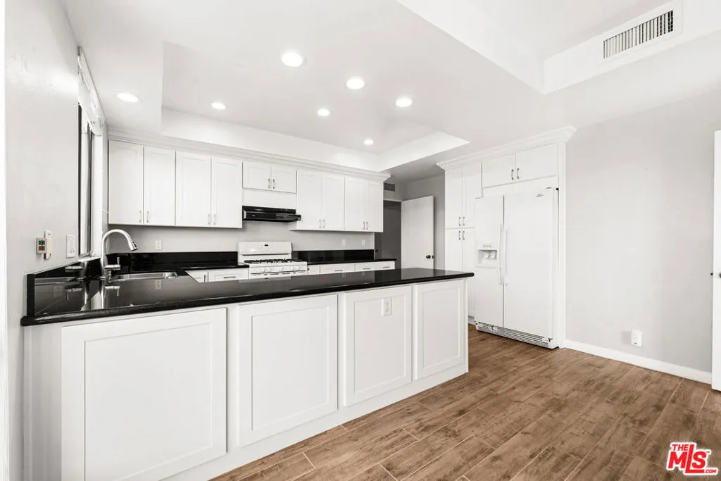 4454 Ventura Canyon Avenue 103, Sherman Oaks, California 91423 home-pic-25