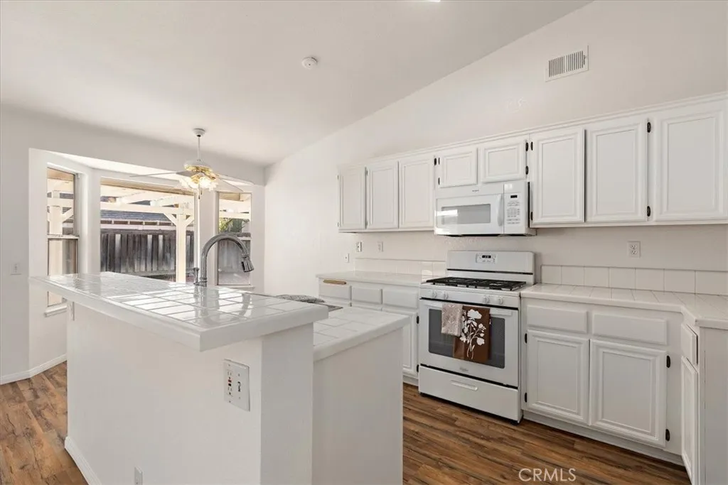 2985 Pembroke, Hemet, California 92545 home-pic-7