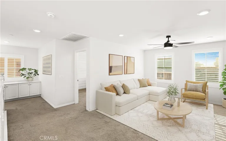 Spacious Upstairs Loft-"Virtually Staged"