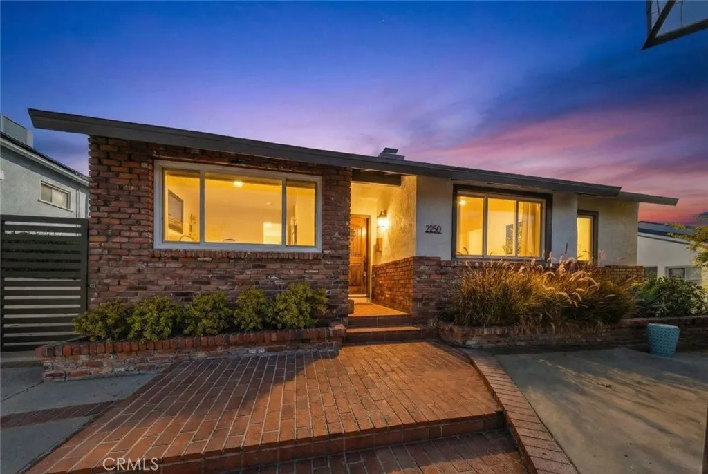 2950 N Lincoln Street, Burbank, California 91504 home-pic-0