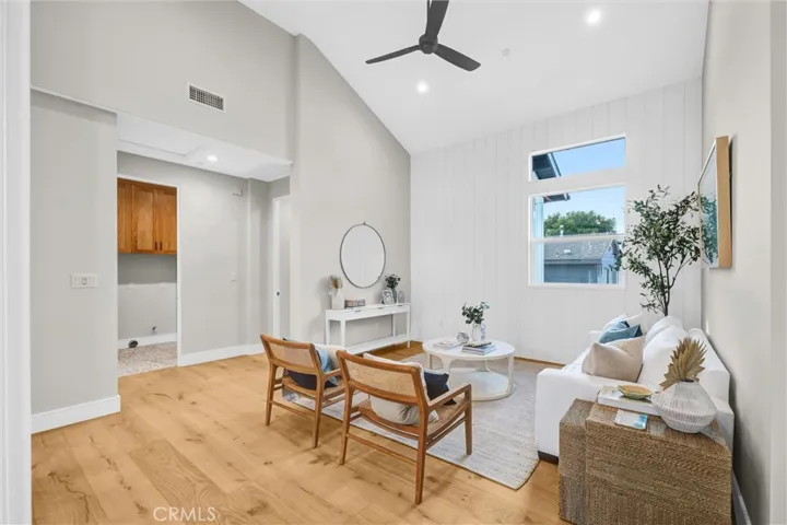 2ND LEVEL SITTING AREA