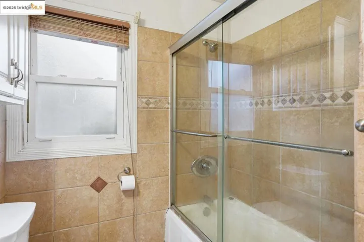 Full bath with bath / shower combo with glass door