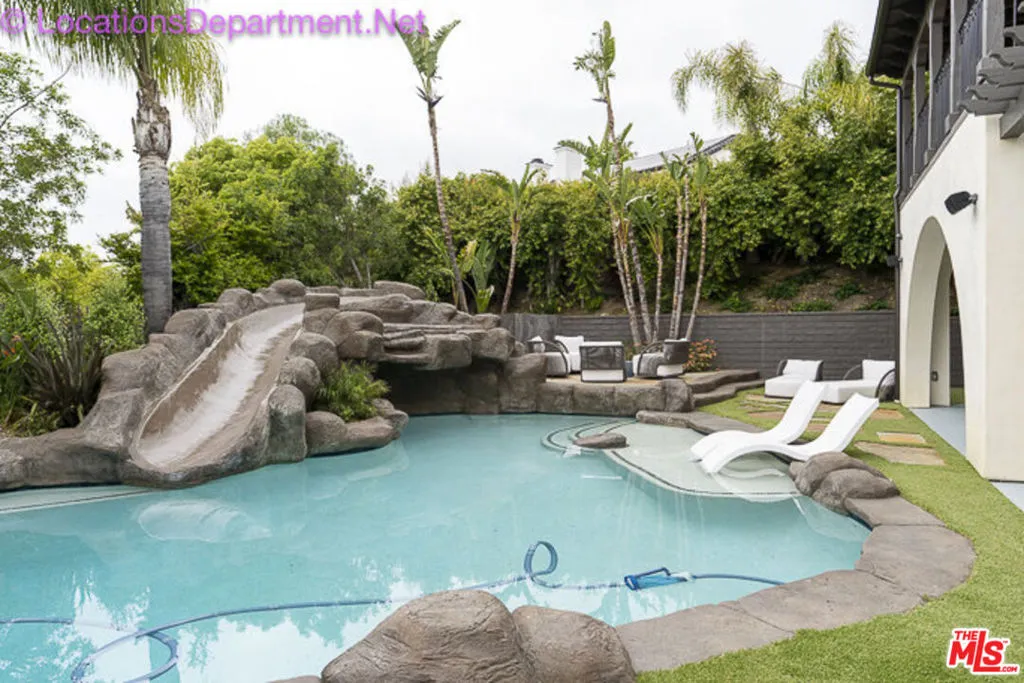 Entertainers pool with swim up