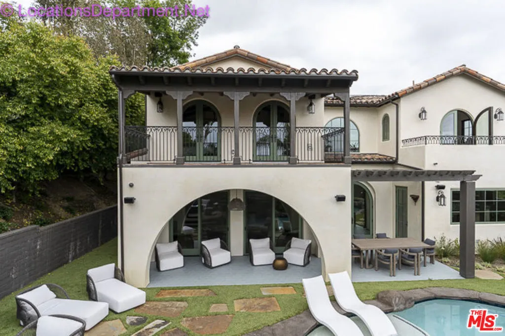Large entertaining back yard w