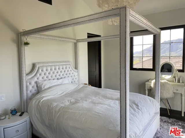 Bedroom 2 w/ en-suite bathroom