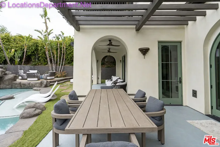 Outdoor dining, BBQ and swim w