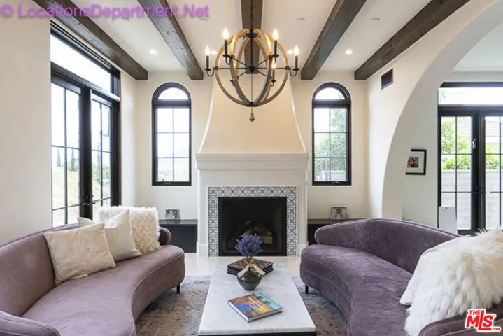 Front room sitting area w/ vie