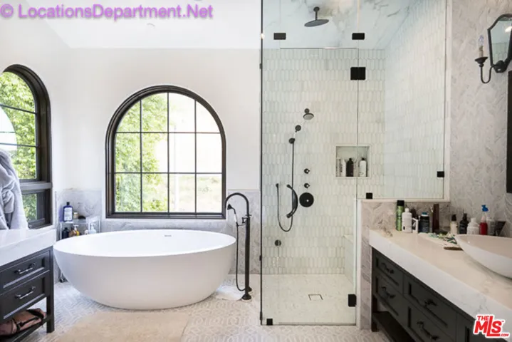 Primary bedroom w/ soaking tub