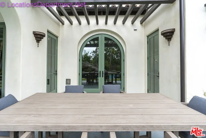 Large entertaining outdoor are
