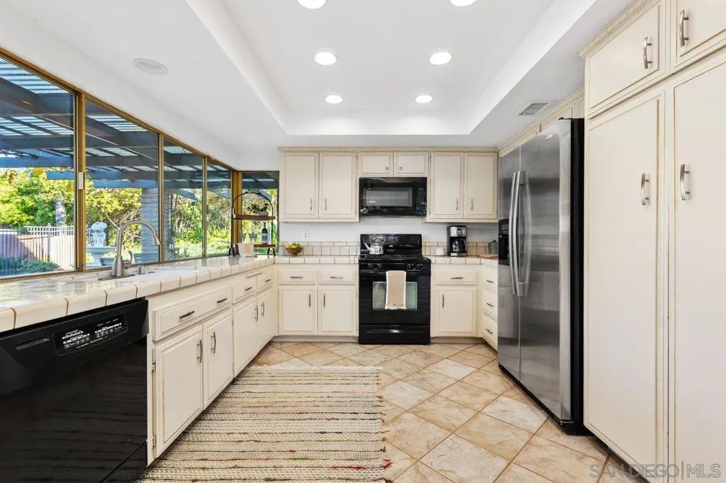 2006 Catalina Ave, Vista, California 92084 home-pic-12