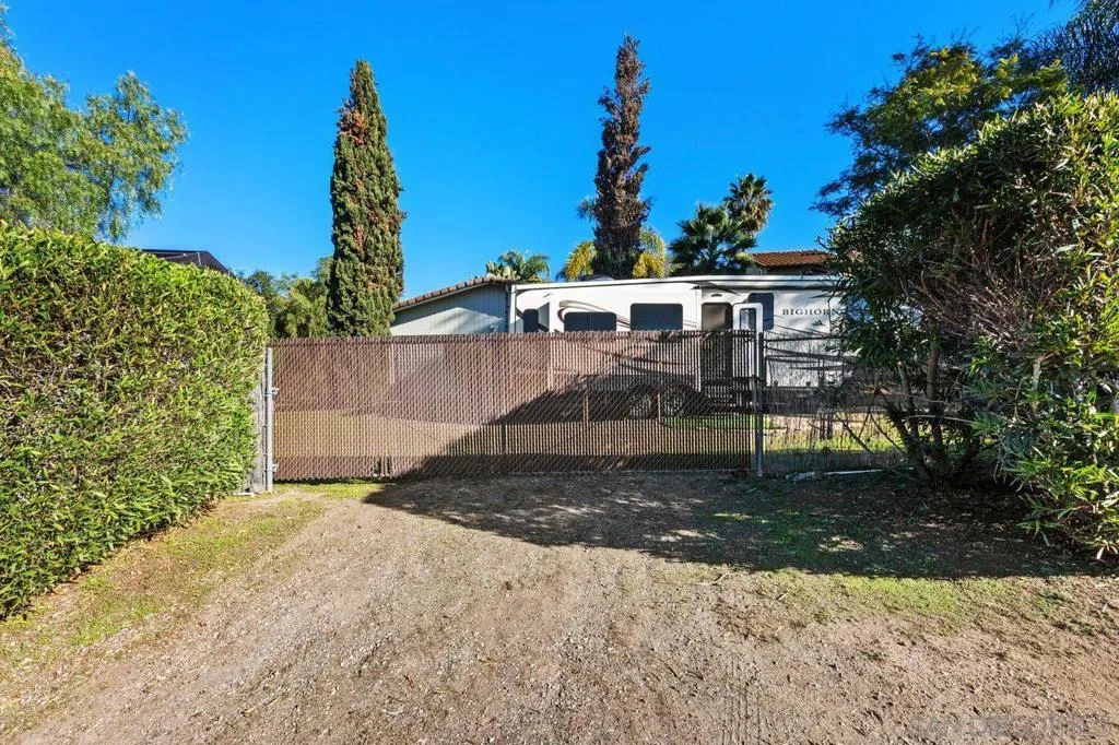 2006 Catalina Ave, Vista, California 92084 home-pic-39