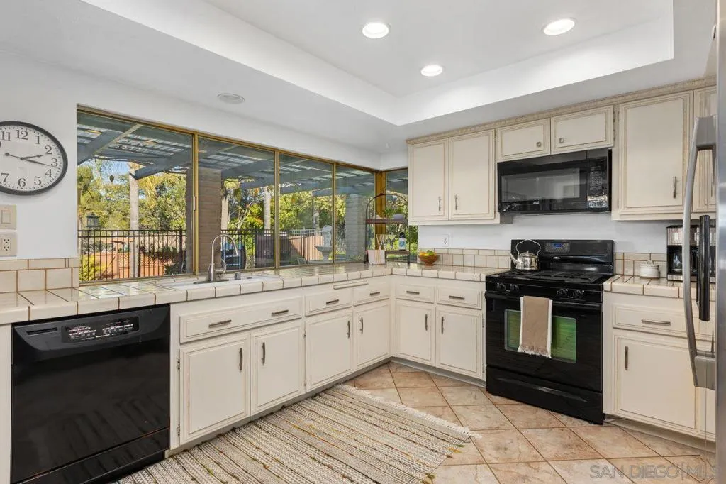 2006 Catalina Ave, Vista, California 92084 home-pic-13