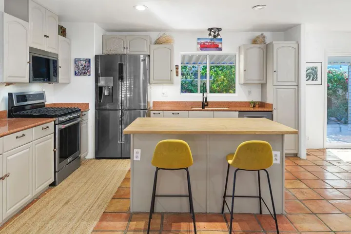 13_11954405_184963_184963-EI-113