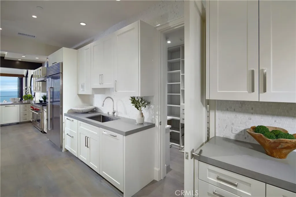 33 Bay Drive, Laguna Beach, California 92651 home-pic-10