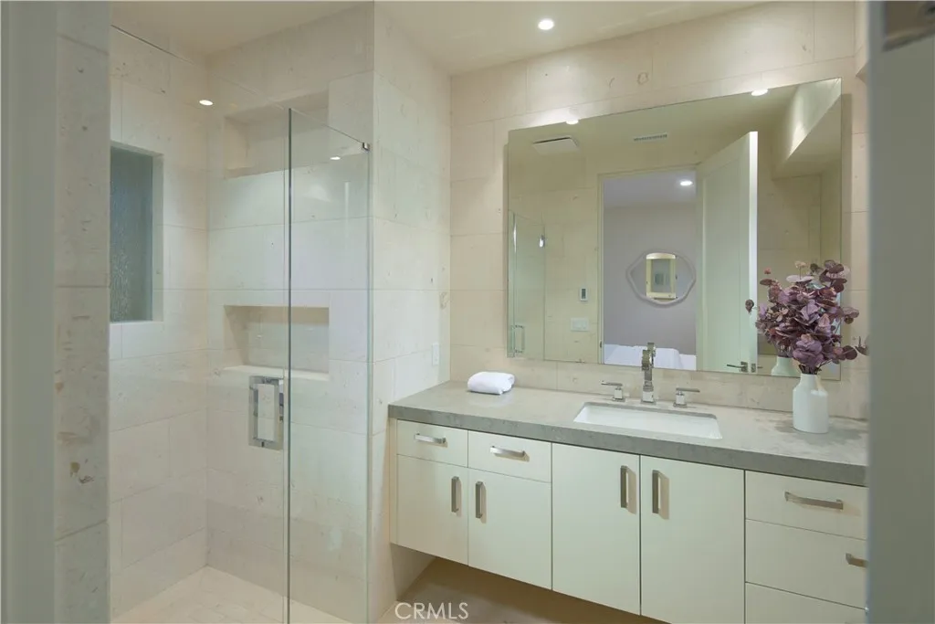 33 Bay Drive, Laguna Beach, California 92651 home-pic-24