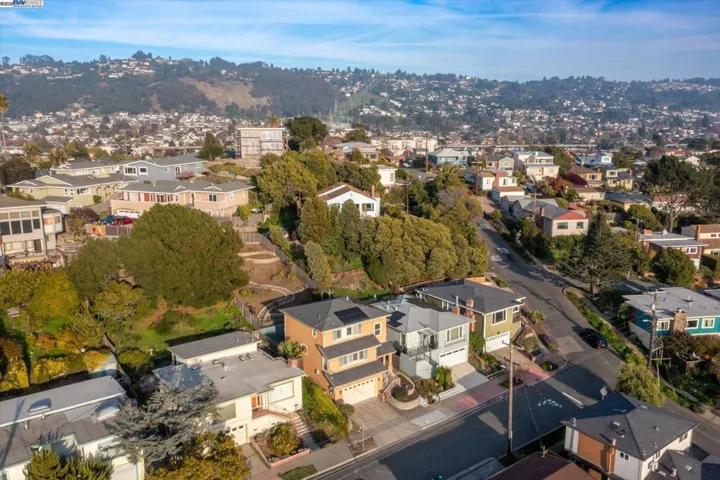 1564 Santa Clara St, Richmond, California 94804