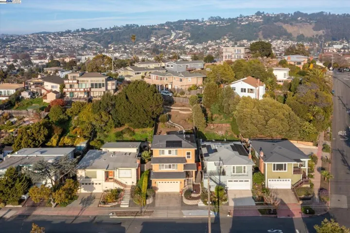 1564 Santa Clara St, Richmond, California 94804