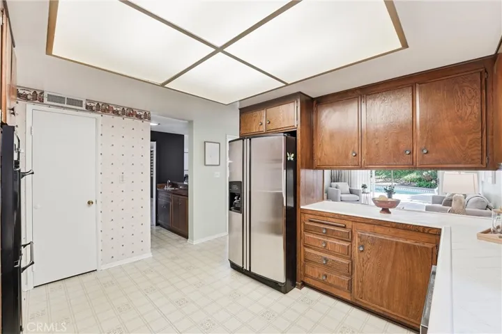 Access to the bar and to the large walk-in pantry!