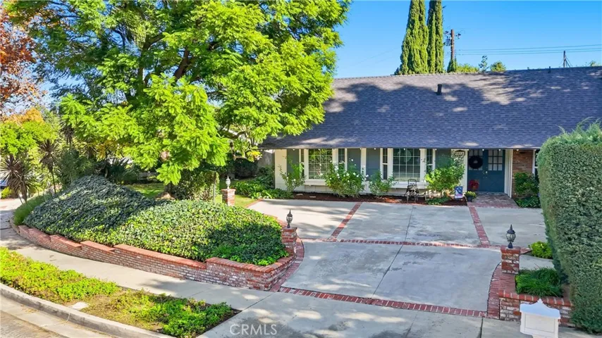 Stunning curb appeal!