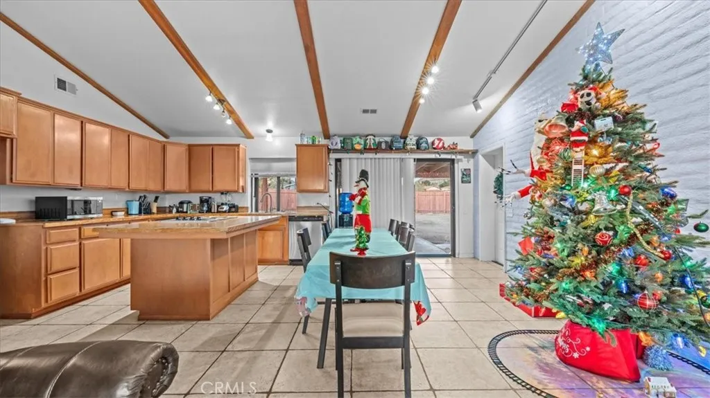 16043 Saint Timothy Road, Apple Valley, California 92307 home-pic-10