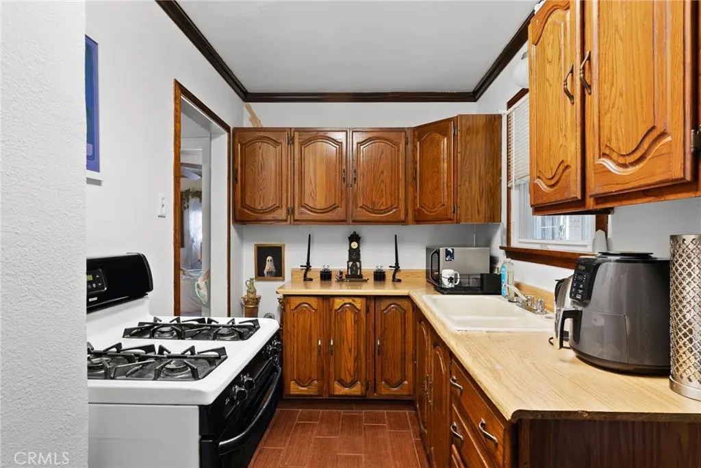 17806 Erwin, Encino, California 91316 home-pic-16
