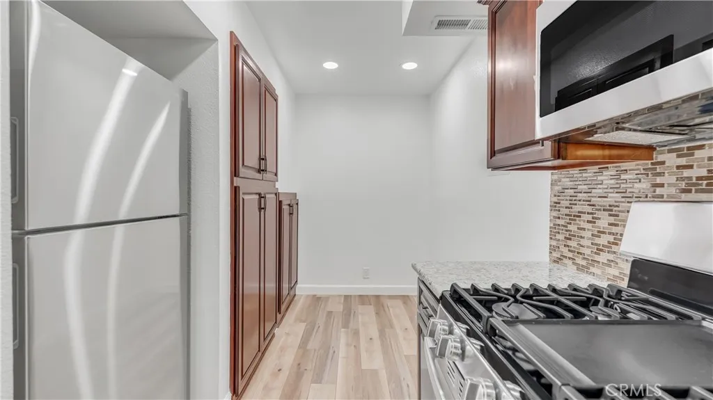 527 B E Elmwood, Burbank, California 91501 home-pic-5