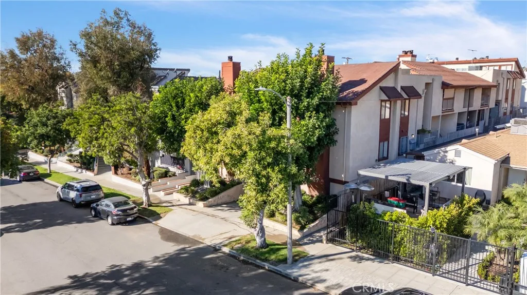 527 B E Elmwood, Burbank, California 91501 home-pic-16